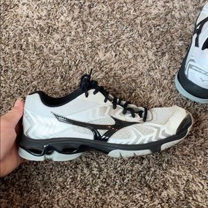 Black and White Mizuno Wave Lightning Z4’s
